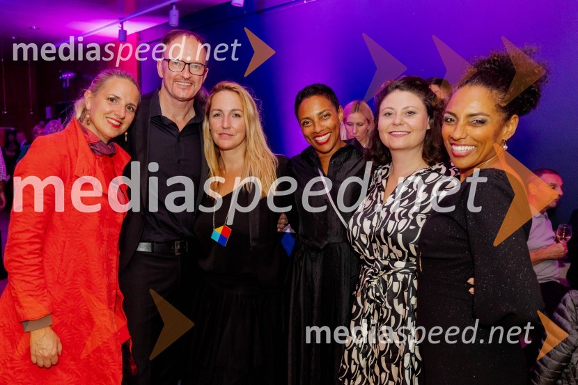  Katarina Habe, Katrinas;  Rudolf Gas, glasbenik;  Eva  Hren, pevka;  Leticia  Yebuah Slapnik, arhitektka in glasbenica;  ... ;  Irena Yebuah Tiran, operna pevkaVročica V ŽIVO! v Špas teatru