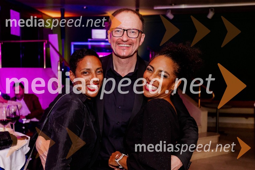  Leticia  Yebuah Slapnik, arhitektka in glasbenica;  Rudolf Gas, glasbenik;  Irena Yebuah Tiran, operna pevkaVročica V ŽIVO! v Špas teatru