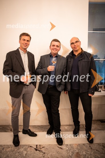  Darko Pukl, glavni urednik, Radio Si;  Robert Levstek,  odgovorni urednik Radia Maribor, moderator prireditev;  Matej Žunkovič, vodja centra RTV MariborFrišno Fresh, dan nove slovenske glasbe 2022