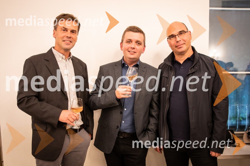  Darko Pukl, glavni urednik, Radio Si;  Robert Levstek,  odgovorni urednik Radia Maribor, moderator prireditev;  Matej Žunkovič, vodja centra RTV MariborFrišno Fresh, dan nove slovenske glasbe 2022