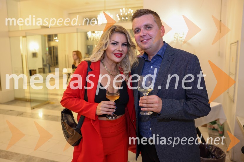  Neža Buh-Neisha, glasbenica;  Robert Levstek,  odgovorni urednik Radia Maribor, moderator prireditevFrišno Fresh, dan nove slovenske glasbe 2022