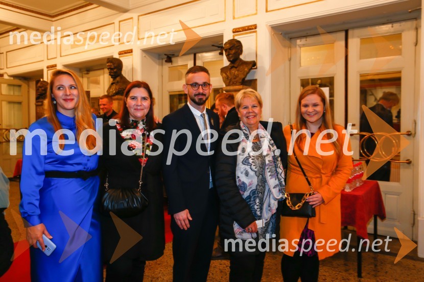  Barbara Svetek, vodja službe za marketing SNG Drama Ljubljana;  Teja Pelko, novinarka, Svet24;  Jernej Pristov, vodja službe za odnose z javnostmi SNG Drama Ljubljana;  Irena  Butoln, germanistka;  ... Prometej, premiera antičnega mita z mednarodno zasedbo