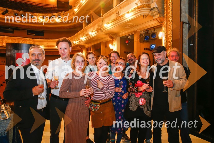  Zsolt Bogdán, igralec;  ... ;  Eszter Román, igralka;  ... ;  ... ;  ... ;  ... ;  Ferenc Sinkó, koreografa, plesalca (MN dance Company);  Andrea Vindis, igralka;  Gábor  Tompa, režiser;  Áron Dimény, igralecPrometej, premiera antičnega mita z mednarodno zasedbo