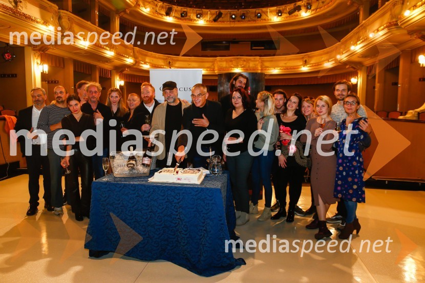  Zsolt Bogdán, igralec;  Ferenc Sinkó, koreografa, plesalca (MN dance Company);  Ecaterina Lupu, dramaturginja;  Áron Dimény, igralec;  Eva Jesenovec, igralka;  Mirela Pană, igralka;  Erwin Şimşensohn, asistent režiserja;  Gábor  Tompa, režiser;   Igor  Samobor, igralec;  ... ;  Domen Novak, igralec ;  Cătălina Mihai;  ... ;  Andrea Vindis, igralka;  ... ;  Eszter Román, igralka;  Florin Aioane, igralec;  ... Prometej, premiera antičnega mita z mednarodno zasedbo