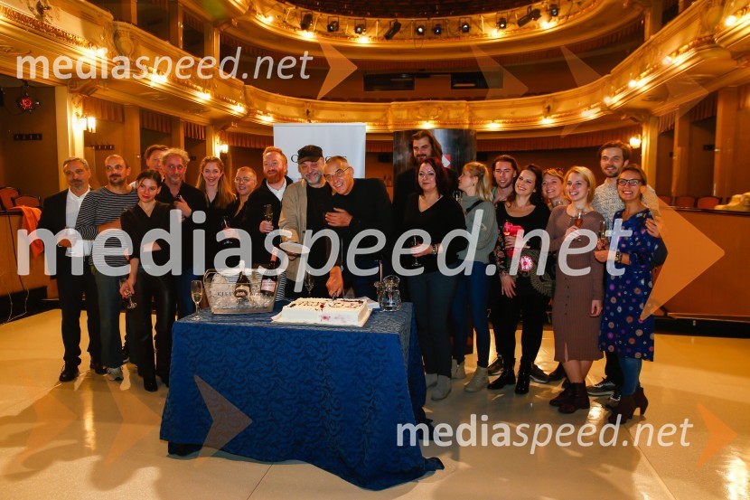  Zsolt Bogdán, igralec;  Ferenc Sinkó, koreografa, plesalca (MN dance Company);  Ecaterina Lupu, dramaturginja;  Áron Dimény, igralec;  Eva Jesenovec, igralka;  Mirela Pană, igralka;  Erwin Şimşensohn, asistent režiserja;  Gábor  Tompa, režiser;   Igor  Samobor, igralec;  ... ;  Domen Novak, igralec ;  Cătălina Mihai;  ... ;  Andrea Vindis, igralka;  ... ;  Eszter Román, igralka;  Florin Aioane, igralec;  ... Prometej, premiera antičnega mita z mednarodno zasedbo