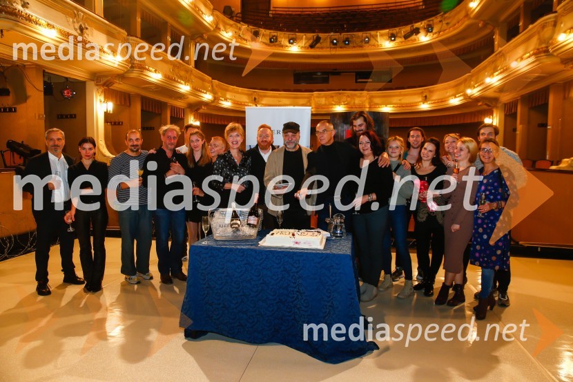  Zsolt Bogdán, igralec;  Ecaterina Lupu, dramaturginja;  Ferenc Sinkó, koreografa, plesalca (MN dance Company);  Áron Dimény, igralec;  Eva Jesenovec, igralka;  Vesna Jurca Tadel, ravnateljice SNG Drama Ljubljana;  Erwin Şimşensohn, asistent režiserja;  Gábor  Tompa, režiser;   Igor  Samobor, igralec;  Domen Novak, igralec ;  ... ;  Cătălina Mihai;  ... ;  Andrea Vindis, igralka;  ... ;  Eszter Román, igralka;  ... ;  Florin Aioane, igralecPrometej, premiera antičnega mita z mednarodno zasedbo