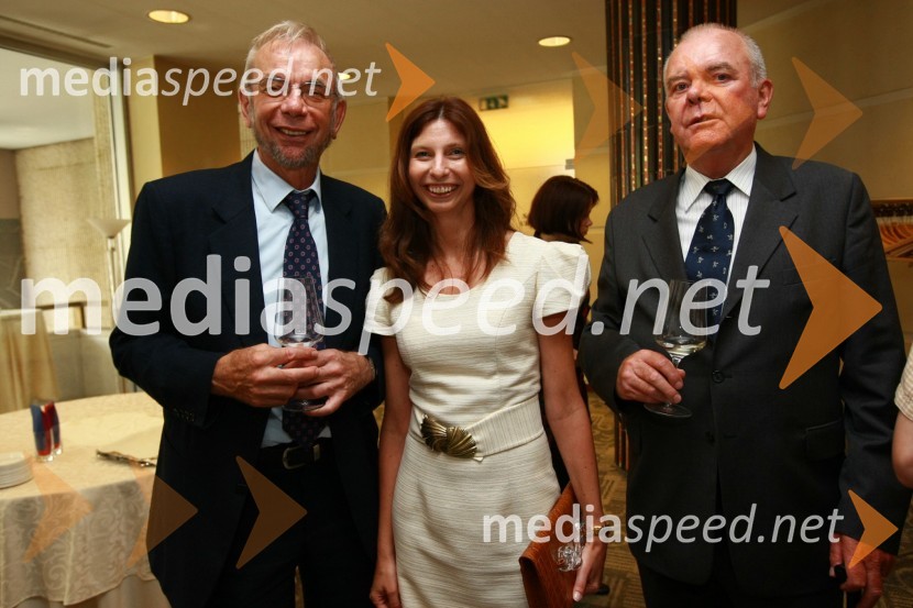  Vladimir Puklavec, lastnik in direktor P&F Holding Vino;  ... ;  ... Umrl lastnik ene največjih vinskih kleti pri nas, Vladimir Puklavec