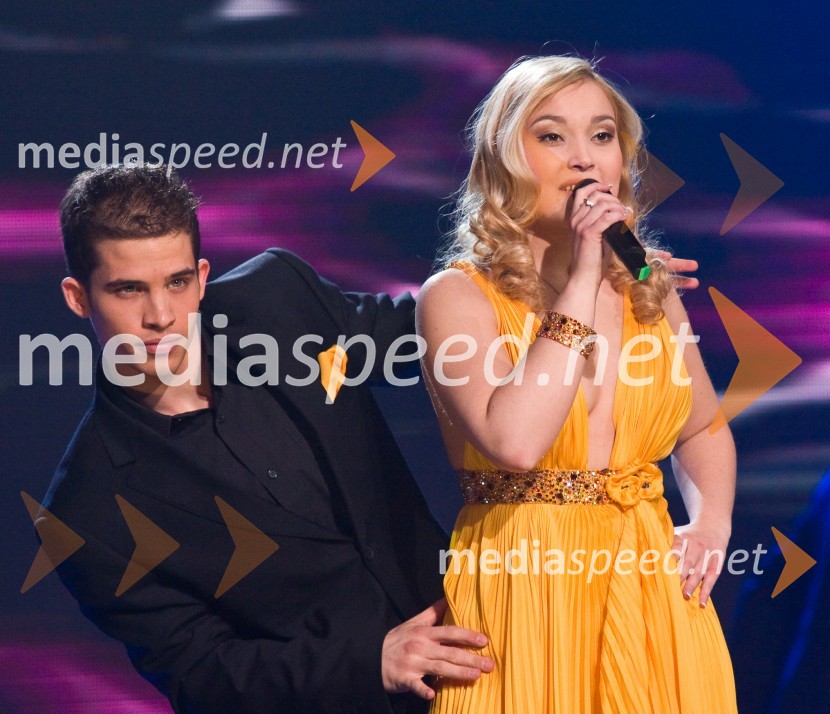 Eva Černe, pevka s članom spremljevalne ekipeEMA 2009, finale