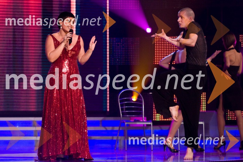 Nuša Drašček, pevka s spremljevalno skupinoEMA 2009, finale