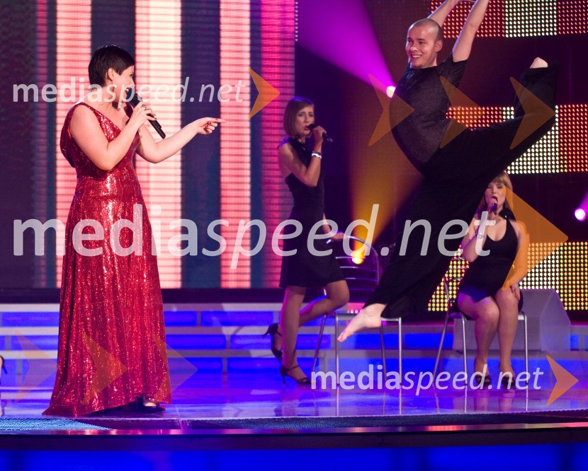 Nuša Drašček, pevka s spremljevalno skupinoEMA 2009, finale