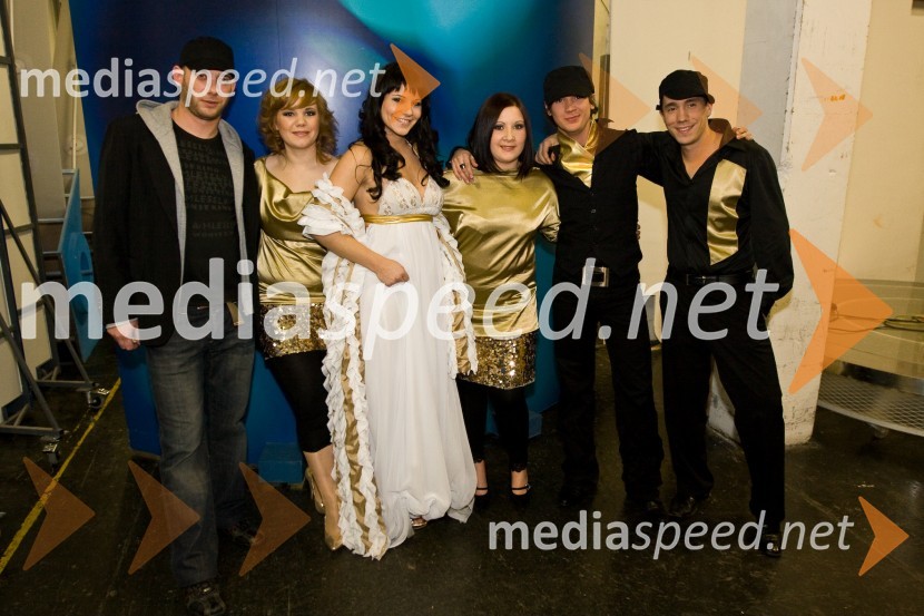 Lea Sirk, pevka s spremljevalno skupinoEMA 2009, finale