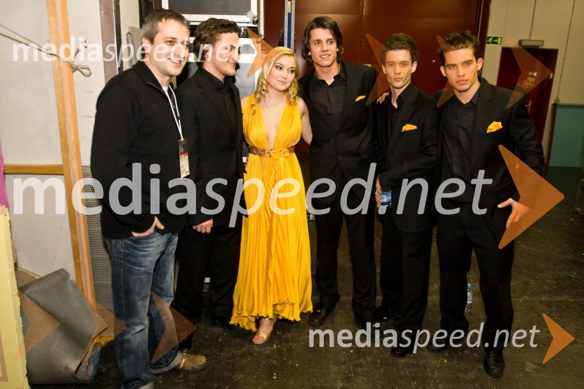 Eva Černe, pevka, s spremljevalno skupino (skrajno levo Boštjan Grabnar, glasbenik)EMA 2009, finale