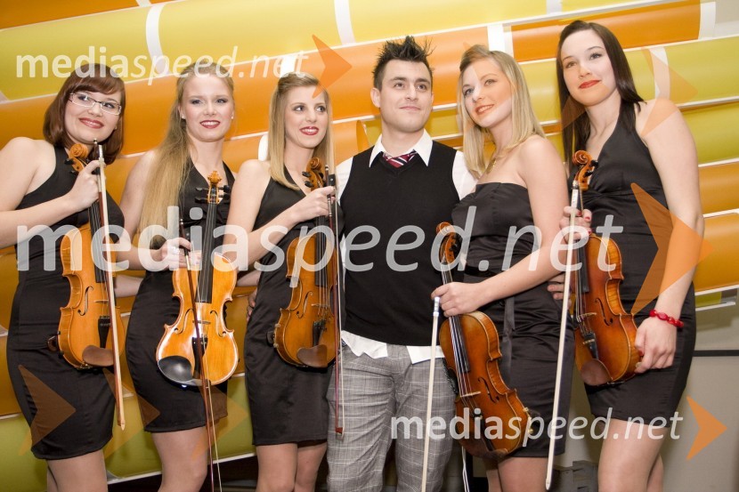 Omar Naber, pevec, s spremljevalnimi violinistkamiEMA 2009, finale