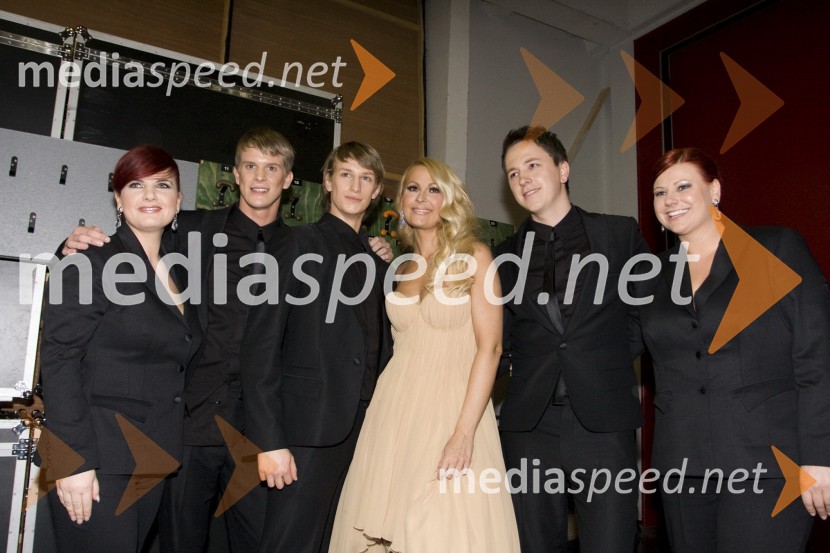 Karmen Stavec, pevka s spremljevalno skupinoEMA 2009, finale