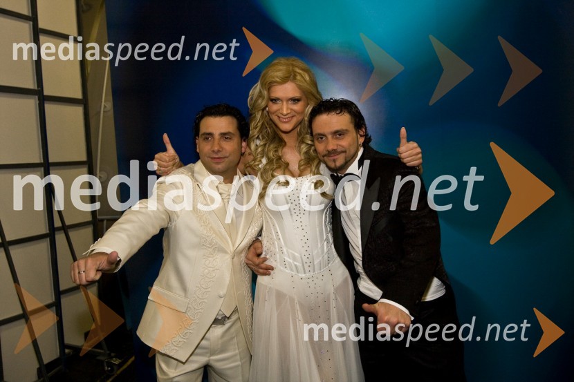 Manca Špik, pevka s članoma skupine LangaEMA 2009, finale