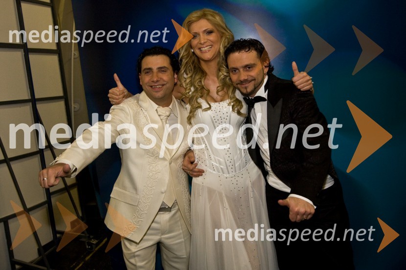 Manca Špik, pevka s članoma skupine LangaEMA 2009, finale