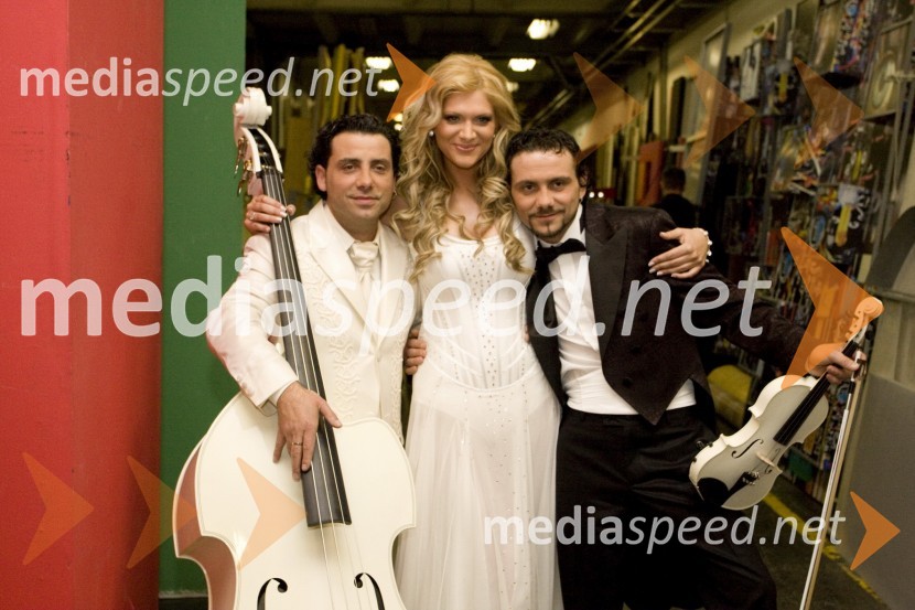 Mišo in Jože Kontrec, pevca skupine Langa, in Manca Špik, pevkaEMA 2009, finale