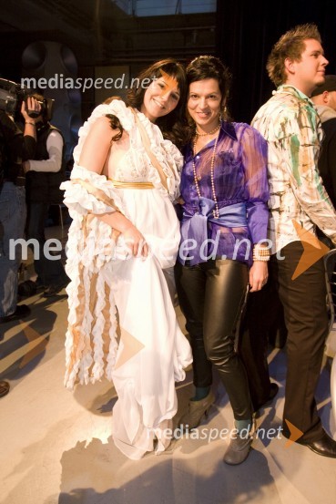 Lea Sirk, pevka, in Simona Lampe, modna oblikovalkaEMA 2009, finale