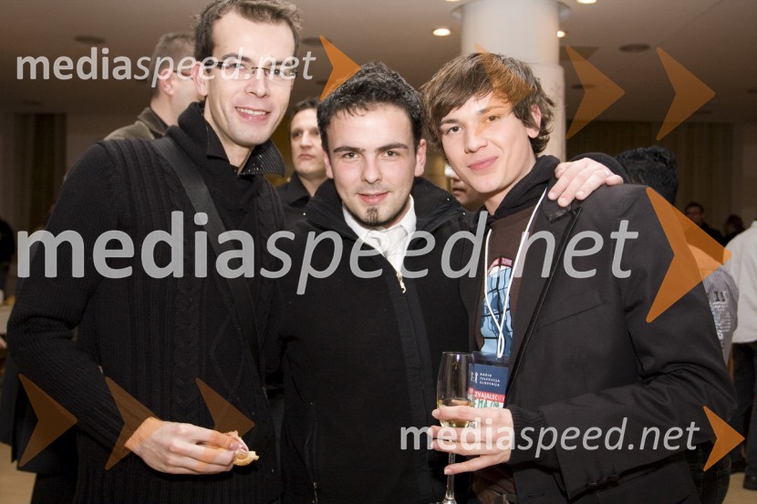 Bernard Stramič, napovedovalec na Radio Slovenija, Dejan Debelak, vodja fan cluba Saše Lendero in menedžer Luka Markusa, ter Luka Markus, plesalec in pevecEMA 2009, finale