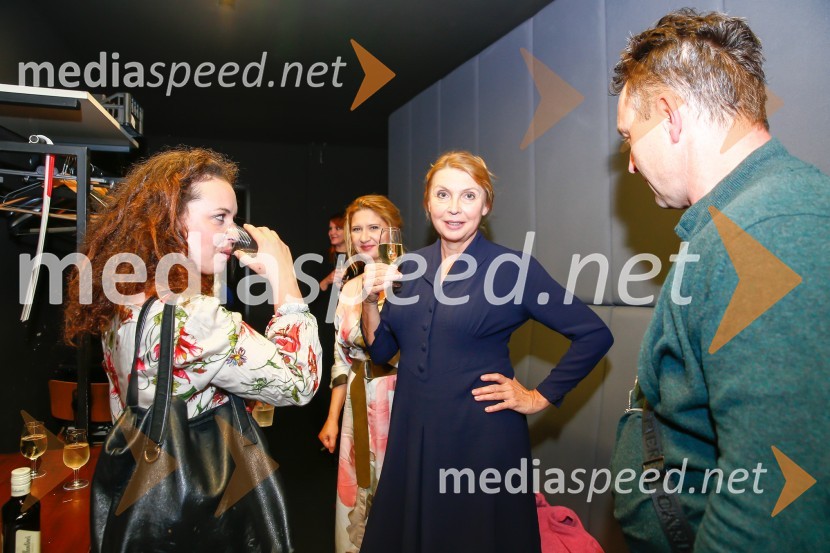  Urška Taufer, igralka;  Vesna Pernarčič, igralka;  Darja Reichman, igralka;  Peter Srpčič, direktor, Mestno gledališče PtujPravljice našega otroštva, premiera v SNG Nova Gorica