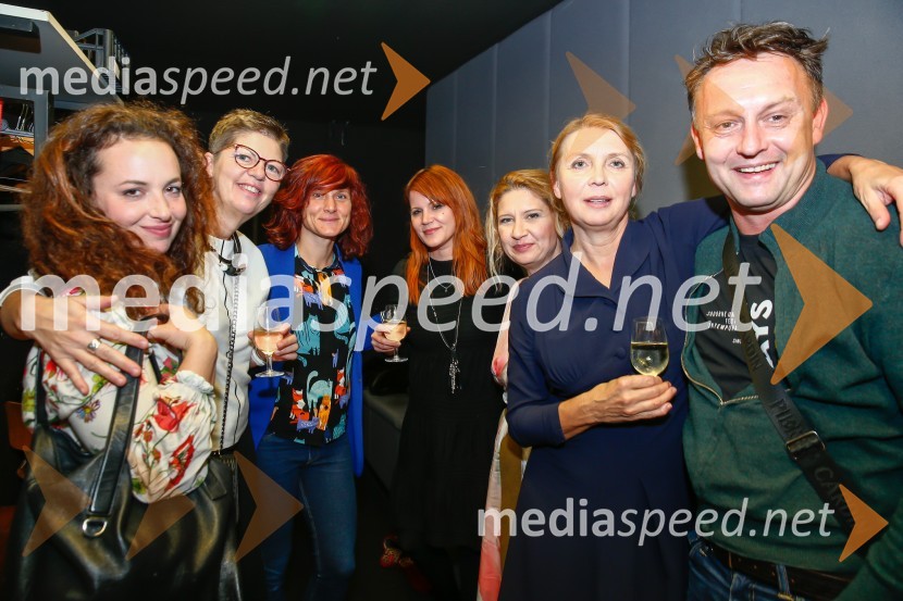  Urška Taufer, igralka;  Mirjam Drnovšček, direktorica, SNG Nova Gorica;  ... ;  ... ;  Vesna Pernarčič, igralka;  Darja Reichman, igralka;  Peter Srpčič, direktor, Mestno gledališče PtujPravljice našega otroštva, premiera v SNG Nova Gorica