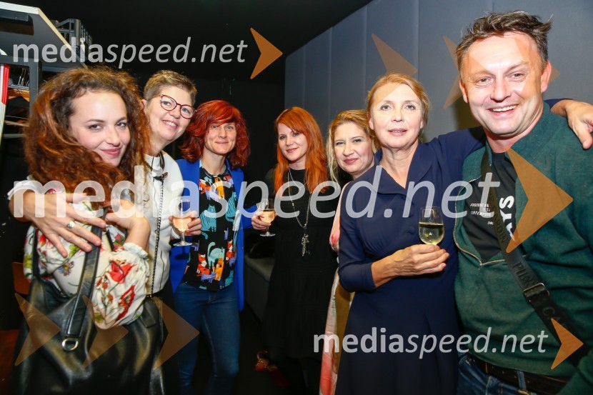  Urška Taufer, igralka;  Mirjam Drnovšček, direktorica, SNG Nova Gorica;  ... ;  ... ;  Vesna Pernarčič, igralka;  Darja Reichman, igralka;  Peter Srpčič, direktor, Mestno gledališče PtujPravljice našega otroštva, premiera v SNG Nova Gorica