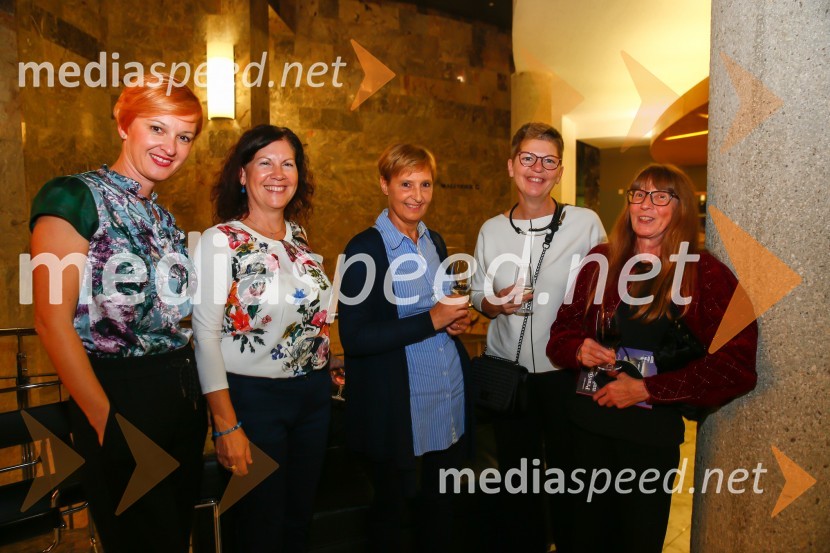  Barbara Skorjanc, SNG Nova Gorica;  Barbara Simčič Veličkov, organizatorka SNG Nova Gorica;  ... ;  Mirjam Drnovšček, direktorica, SNG Nova Gorica;  ... Pravljice našega otroštva, premiera v SNG Nova Gorica