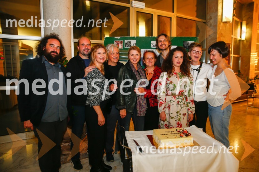   Jure Novak, režiser, direktor, Prešernovo gledališče Kranj;  Gregor Zorc, igralec;  Vesna Pernarčič, igralka;  Iztok Mlakar, igralec;  Darja Reichman, igralka;  Marinka Poštrak, dramaturginja, Prešernovo gledališče Kranj;  Blaž Setnikar, igralec;  Urška Taufer, igralka;  Mirjam Drnovšček, direktorica, SNG Nova Gorica;  Doroteja Nadrah, igralkaPravljice našega otroštva, premiera v SNG Nova Gorica