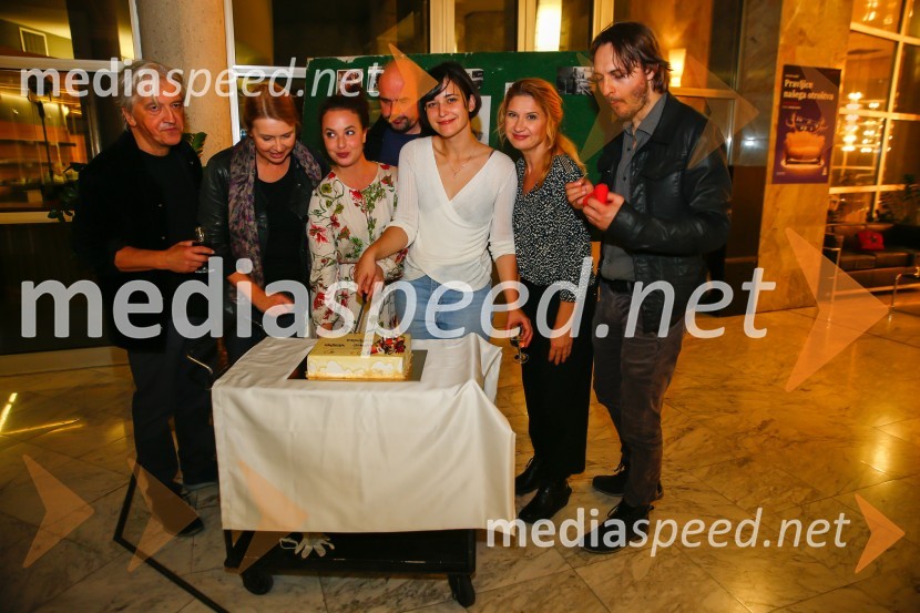  Iztok Mlakar, igralec;  Darja Reichman, igralka;  Urška Taufer, igralka;  Gregor Zorc, igralec;  Doroteja Nadrah, igralka;  Vesna Pernarčič, igralka;  Blaž Setnikar, igralecPravljice našega otroštva, premiera v SNG Nova Gorica