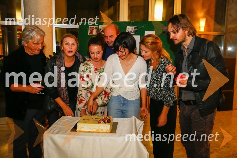  Iztok Mlakar, igralec;  Darja Reichman, igralka;  Urška Taufer, igralka;  Gregor Zorc, igralec;  Doroteja Nadrah, igralka;  Vesna Pernarčič, igralka;  Blaž Setnikar, igralecPravljice našega otroštva, premiera v SNG Nova Gorica