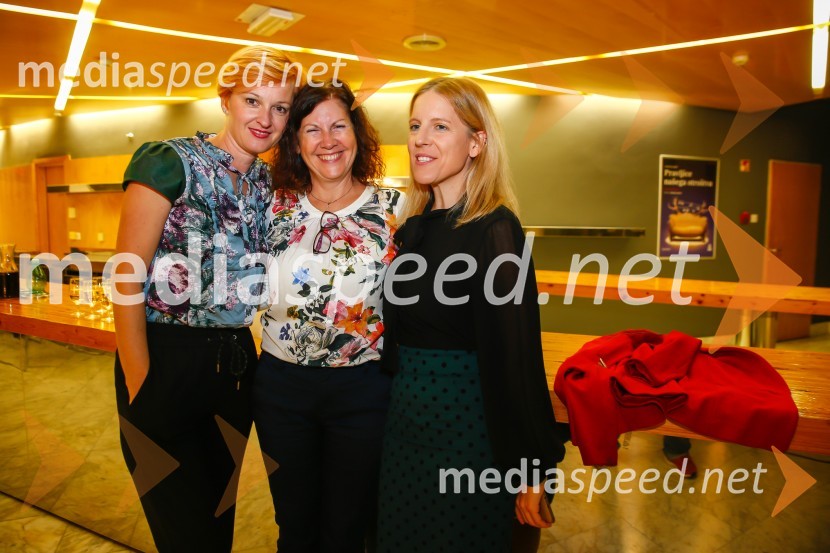  Barbara Skorjanc, SNG Nova Gorica;  Barbara Simčič Veličkov, organizatorka SNG Nova Gorica;  Metka Sulič, odnosi z javnostjo SNG Nova GoricaPravljice našega otroštva, premiera v SNG Nova Gorica
