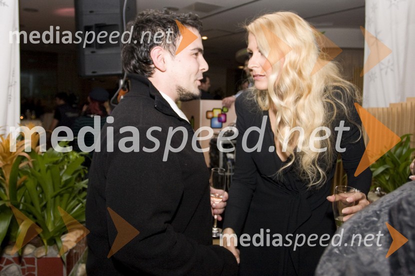 Dejan Debelak, piarovec glasbene agencije Lendero&Co., in  Karmen Stavec, pevkaEMA 2009, finale