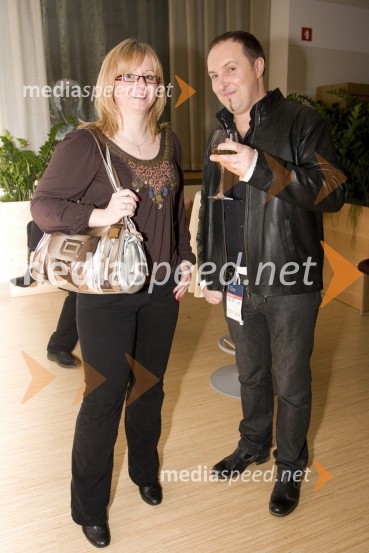 Simona Brglez, urednica Radia Celje in Frenk Nova, pevecEMA 2009, finale