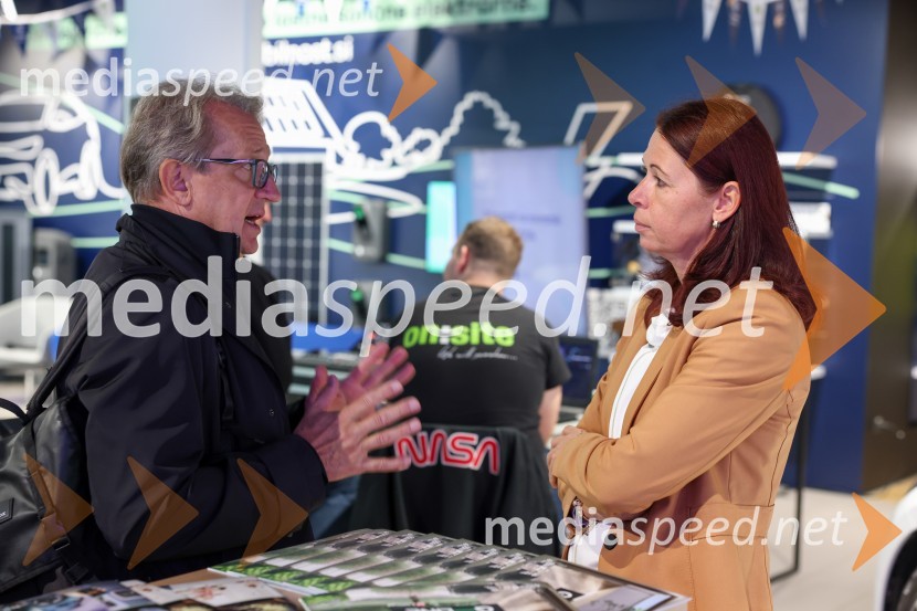  Igor Savič, generalni direktor Poslovni mediji d.o.o.;  Simona Mavsar, direktorica znamke Seat pri Porsche Slovenija d.o.o.Vrhunska e-mobilnost, konferenca