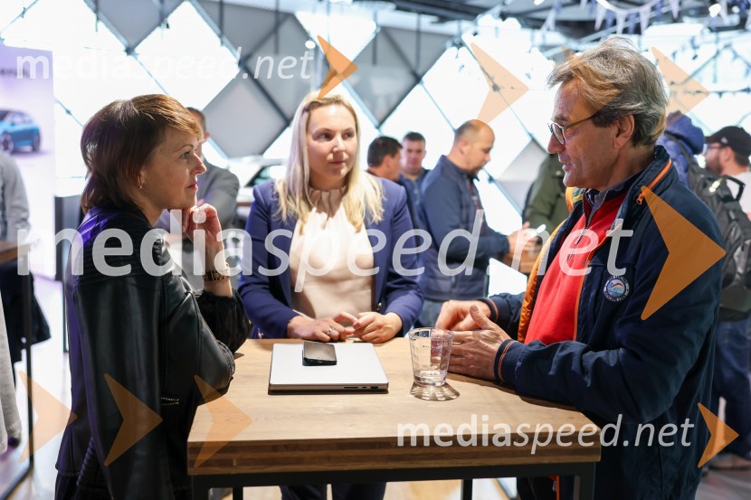  Anja Garbajs, Poslovni mediji d.o.o.;  Sara Fink, Porsche Slovenija;  Martin Wienerroither, direktor Porsche SlovenijaVrhunska e-mobilnost, konferenca