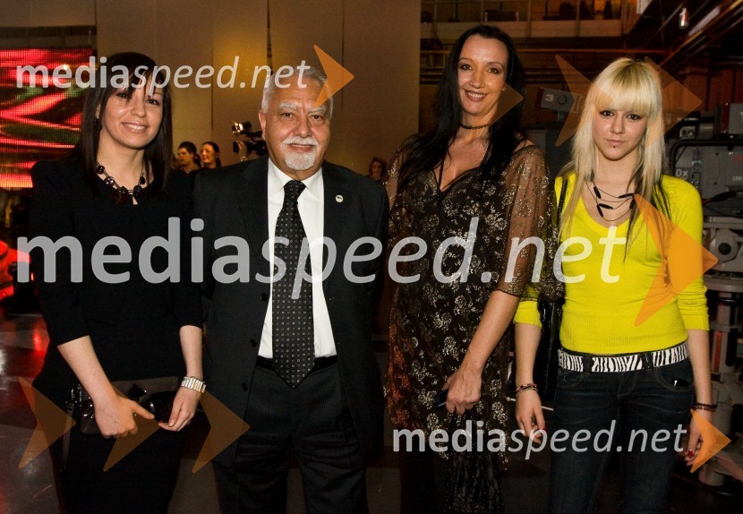 Samir Amarin, generalni konzul Kraljevine Jordanije s hčerko Leilo Amarin in Tanja Zajc, urednica loterijskih vsebin TV Slovenija ter služba za promocijo in marketing TV Slovenija s hčerko Dašo KankarasEMA 2009, finale