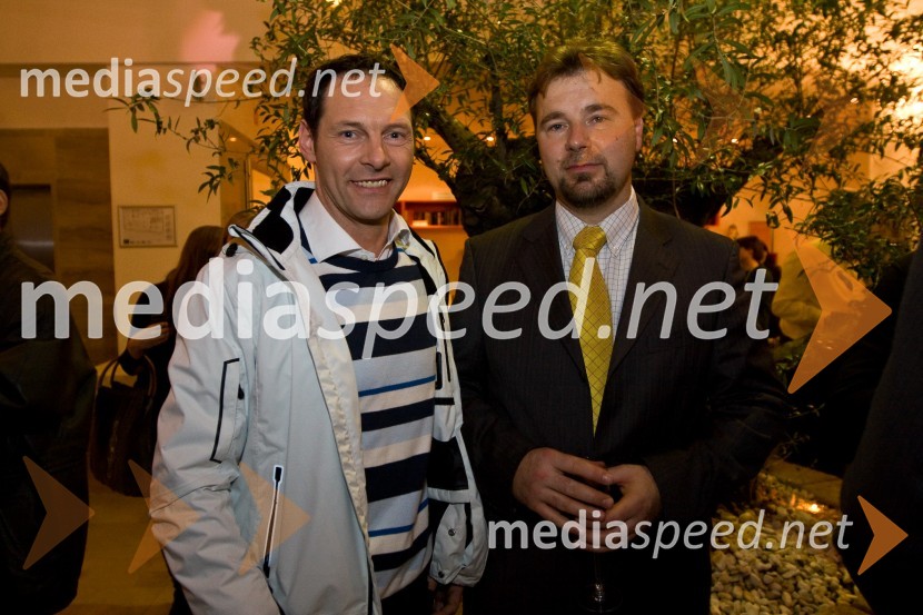 Jože Potrebuješ, skupina Čuki, in Jože Možina, direktor TV SlovenijaEMA 2009, finale