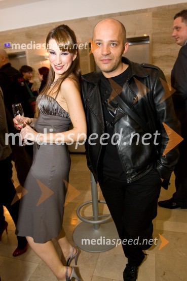 Erika Žnidaršič, televizijska voditeljica, in Zoran Garevski, modni oblikovalec   
 
EMA 2009, finale