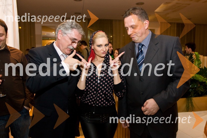 Petar Radović, odgovorni urednik razvedrilnega programa RTV Slovenija, Ines Mohorko, pevka skupine Nexys in Igor Pirkovič, namestnik generalnega direktorja RTV SlovenijaEMA 2009, finale