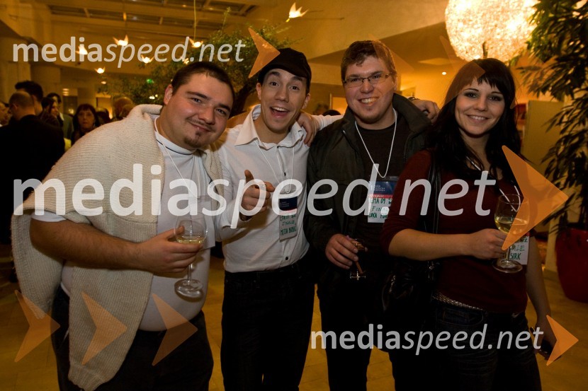 Lea Sirk, pevka, s spremljevalciEMA 2009, finale