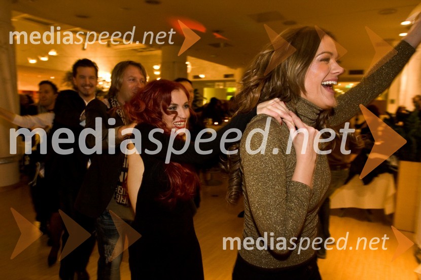 Maja Martina Merljak, igralka in voditeljica Eme, in Rebeka Dremelj, pevkaEMA 2009, finale