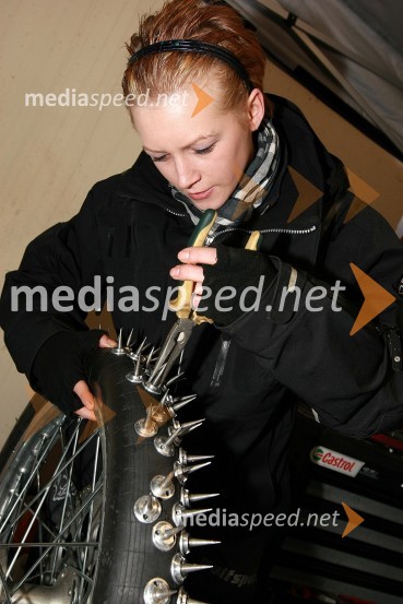 Privijanje žebljičkov na pnevmatikeSpeedway na ledu, finale ekipnega svetovnega prvenstva