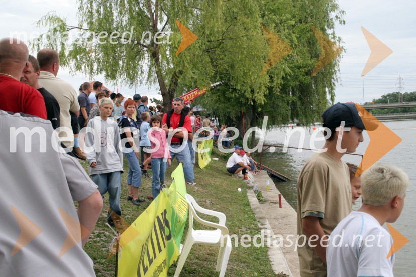 Na obrežju Drave se je zbralo veliko gledalcevJET SKI, pokal Alpe Adria