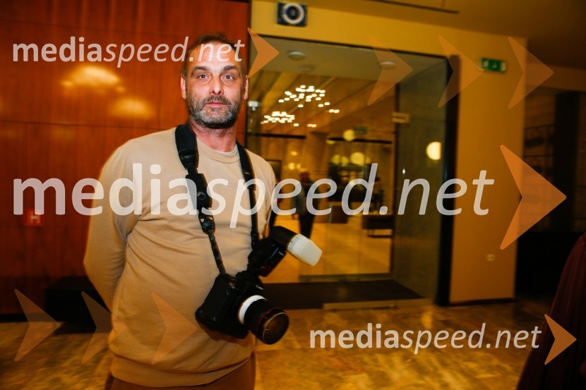 Bog masakra, premiera črne komedije