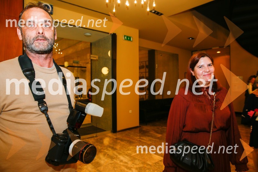  ... ;  Teja Pelko, novinarka, Svet24Bog masakra, premiera črne komedije