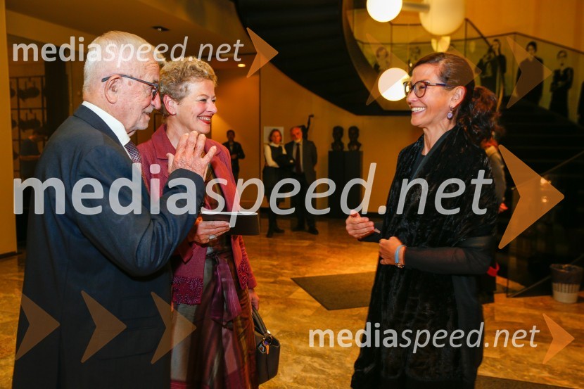 dr. Peter  Čeferin, pravnik, pisatelj;  Rija Čič;  Simona  Belle, služba za stike z javnostmi MGLBog masakra, premiera črne komedije