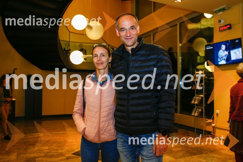  Mojca Salkič;  Aleksander Salkič, korporativno komuniciranje, A1Bog masakra, premiera črne komedije