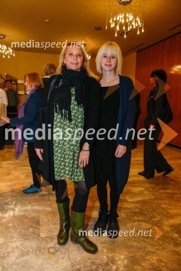  Tatjana Doma, dramaturginja SLG Celje;  Lola DomaBog masakra, premiera črne komedije