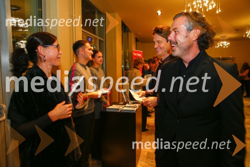  Simona  Belle, služba za stike z javnostmi MGL;  ... Bog masakra, premiera črne komedije