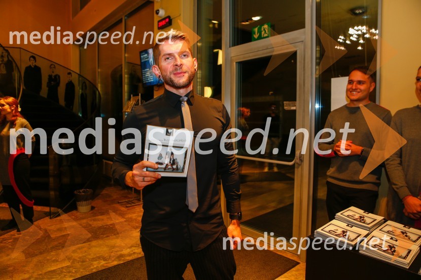  Klemen Bunderla, radijski voditelj, radio AktualBog masakra, premiera črne komedije